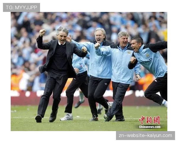 看台焦点：前意大利主帅曼奇尼现身热那亚主场观战