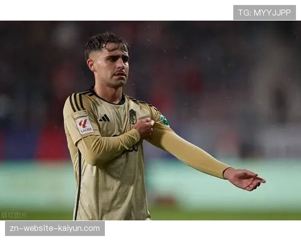 瞬间捕捉:奥萨苏纳前锋在比赛最后时刻因体力透支错失单刀